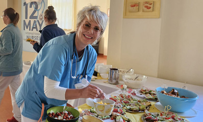 Pflegekraft am Buffet