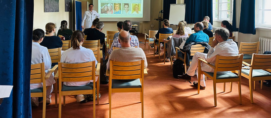 Dr. Aaron Juche vom Immanuel Krankenhaus Berlin, Standort Buch mit Teilnehmenden des Sonographie-Kurses