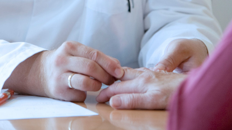 Arzt untersucht Hand einer Patientin - Obere Extremität, Hand- und Mikrochirurgie - Immanuel Krankenhaus Berlin