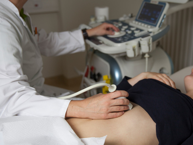Ultraschalluntersuchung bei einer Patientin - Immanuel Krankenhaus Berlin - Fachabteilungen - Funktionsdiagnostik