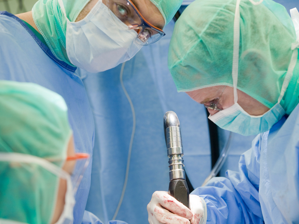 Ärzte operieren - Immanuel Krankenhaus Berlin - Orthopädie - Untere Extremität, Endoprothetik, Fuß- und Wirbelsäulenchirurgie