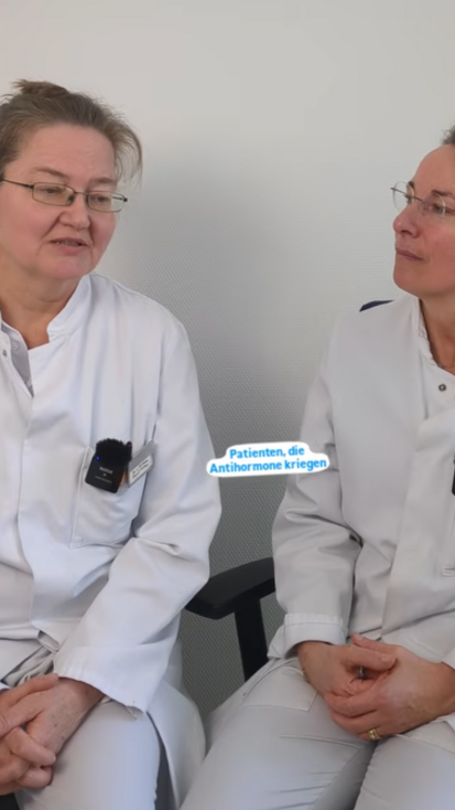 Dr. med. Katja Warnecke, Leitende Oberärztin, Bereich Osteologie und Stoffwechselerkrankungen im Gespräch mit ihrer Teamkollegin Dr. med. Ines Feyen 