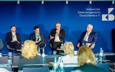 vlnr.Helge Franz (Senatsverwaltung für Wissenschaft, Gesundheit und Pflege Berlin), Andreas Tyzak (Moderator & VKD-Pressesprecher), Roy J. Noack (Immanuel Krankenhaus Berlin), Bernd Quoß (Krankenhaus Waldfriede)