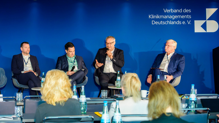 vlnr.Helge Franz (Senatsverwaltung für Wissenschaft, Gesundheit und Pflege Berlin), Andreas Tyzak (Moderator & VKD-Pressesprecher), Roy J. Noack (Immanuel Krankenhaus Berlin), Bernd Quoß (Krankenhaus Waldfriede)