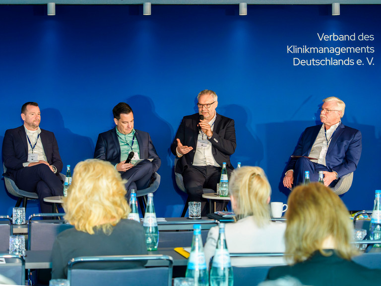 vlnr.Helge Franz (Senatsverwaltung für Wissenschaft, Gesundheit und Pflege Berlin), Andreas Tyzak (Moderator & VKD-Pressesprecher), Roy J. Noack (Immanuel Krankenhaus Berlin), Bernd Quoß (Krankenhaus Waldfriede)