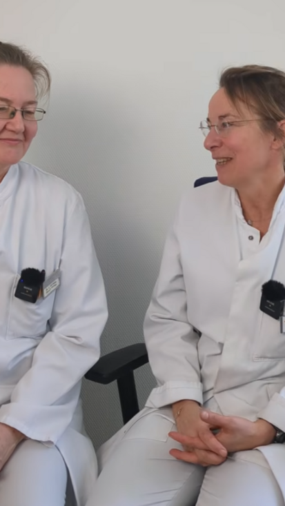 Dr. med. Katja Warnecke, Leitende Oberärztin, Bereich Osteologie und Stoffwechselerkrankungen im Gespräch mit ihrer Teamkollegin Dr. med. Ines Feyen 