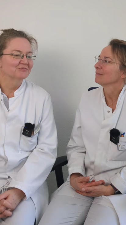 Dr. med. Katja Warnecke, Leitende Oberärztin, Bereich Osteologie und Stoffwechselerkrankungen im Gespräch mit ihrer Teamkollegin Dr. med. Ines Feyen 