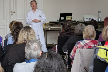 Dr. med. Katja Warnecke erläutert Moderne Behandlungsmöglichkeiten bei Osteoporose