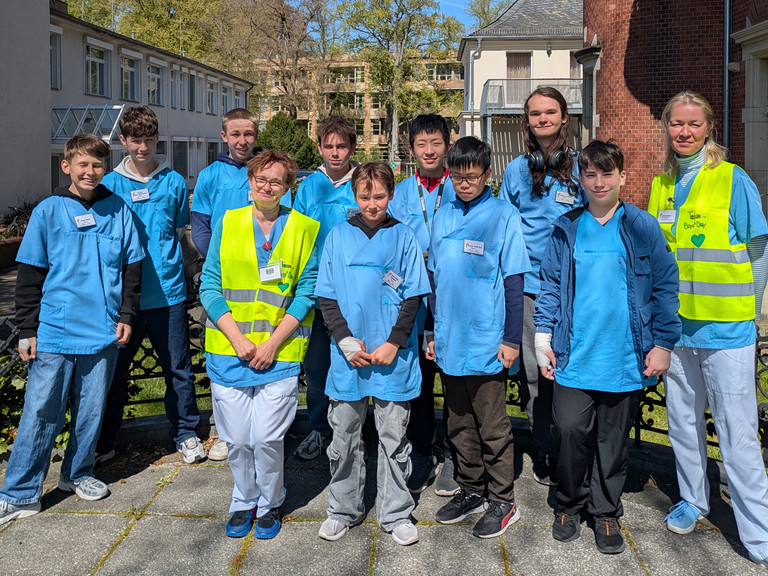Gruppenbild der Schüler auf dem Campus des Immanuel Krankenhaus Berlin