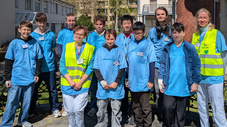Gruppenbild der Schüler auf dem Campus des Immanuel Krankenhaus Berlin