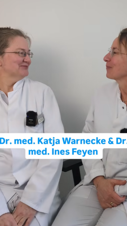 Dr. med. Katja Warnecke, Leitende Oberärztin, Bereich Osteologie und Stoffwechselerkrankungen im Gespräch mit ihrer Teamkollegin Dr. med. Ines Feyen 