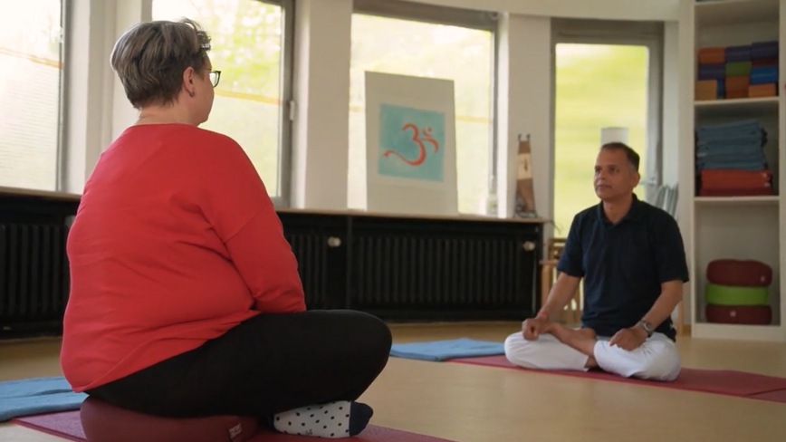 Patientin Kathleen Gleisberg beim Yoga mit Therapeut Vijay
