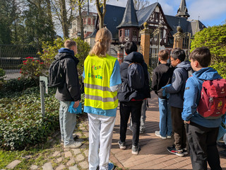 Schüler vor dem Eingang des Immanuel Krankenhaus Berlin