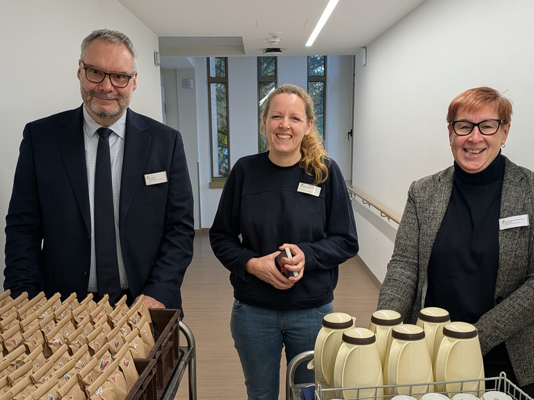 Geschäftsführer Roy J. Noack, Klinikseelsorgerin Marion Wunderlich und Pflegedirektorin Martina Kringe im Flur mit den Geschenken
