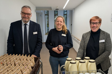Geschäftsführer Roy J. Noack, Klinikseelsorgerin Marion Wunderlich und Pflegedirektorin Martina Kringe im Flur mit den Geschenken