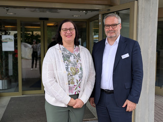 Roy J. Noack  und Ellen Haußdörfer vor dem Krankenhauseingang