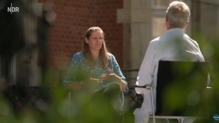 Natur-Doc Andreas Michalsen im Gespräch mit Patientin Sabrina Lehnhardt