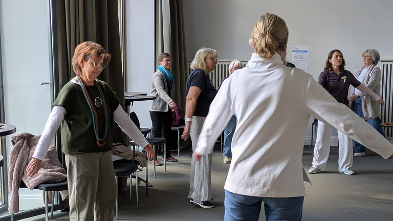 Sportmedizinerin Violetta Minx leitet Gruppe zu Präventionsübungen an