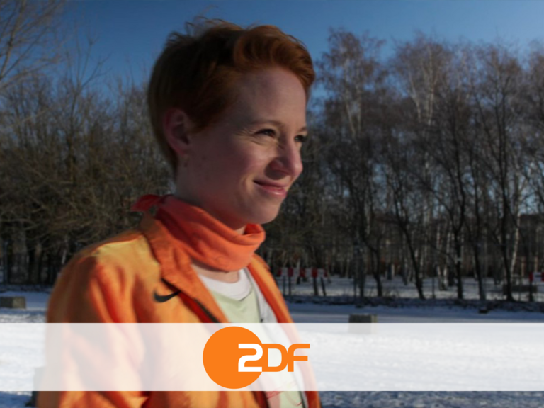 Ehemalige Hochleistungssportlerin Steffi beim Joggen in einem Berliner Park, Screenshot aus der ZDF-Dokureihe 37 Grad zum Thema zyklusorientiert Leben und Arbeiten