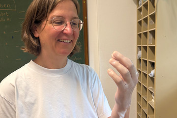 Silke Gebel begutachtet mit Paraffin umhüllte Hand