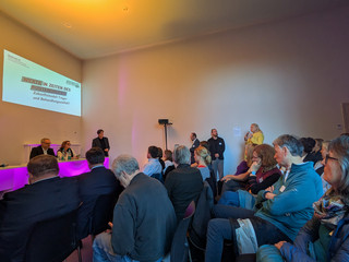 Besucherin befragt Panel-Teilnehmende