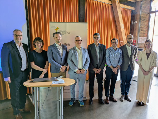 IKB-Geschäftsführer mit Referierenden des Symposiums